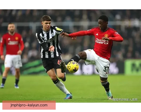 英超联赛中纽卡斯尔与曼联的对决展现出激烈竞争状态