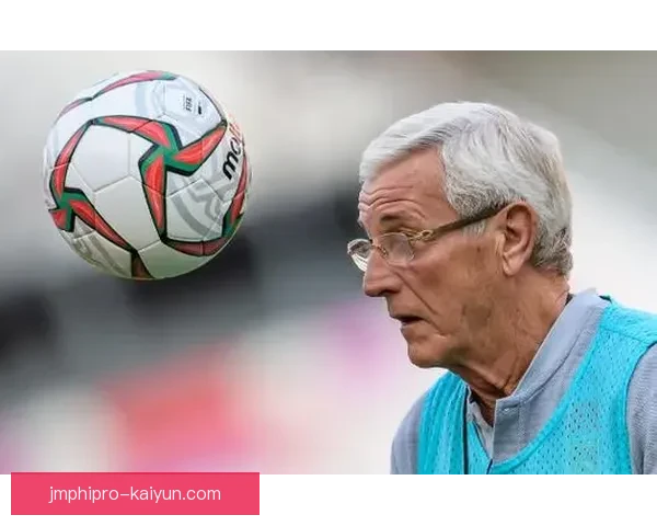 里皮执教风格以战术纪律与临场调整著称，强调攻守平衡平衡